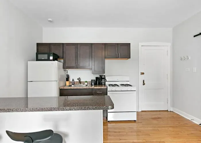 Well-equipped In - Belmont B7 Chicago