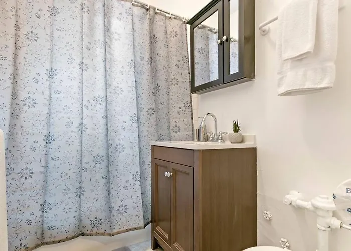 Well-equipped In - Belmont B7 Chicago