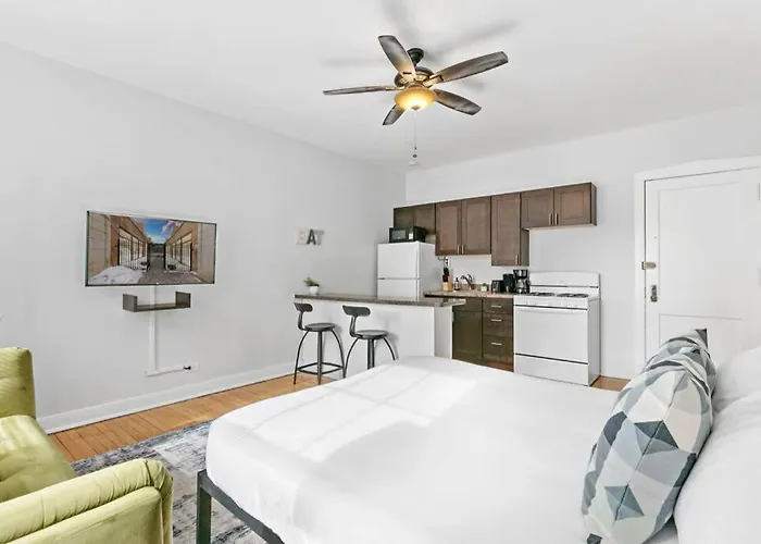 Well-equipped In - Belmont B7 Chicago